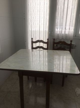 Mesa extensible cocina y 2 sillas