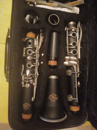 Clarinete J. Michael con accesorios