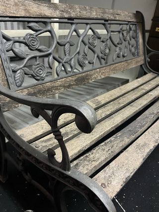 Banco de madera y forja con diseño floral