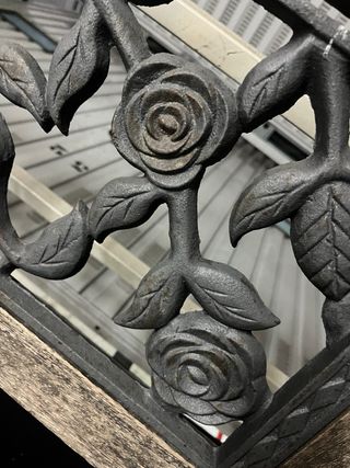 Banco de madera y forja con diseño floral