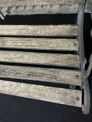 Banco de madera y forja con diseño floral