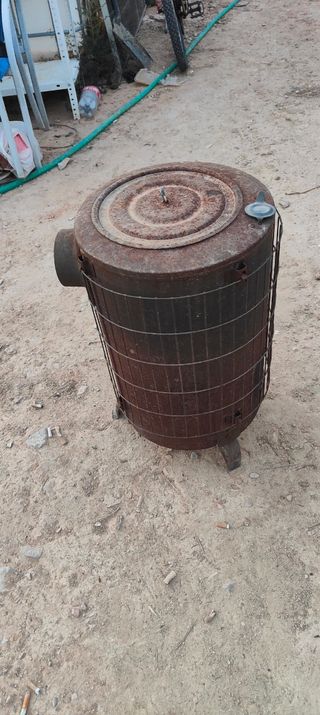 Estufa de leña metálica redonda