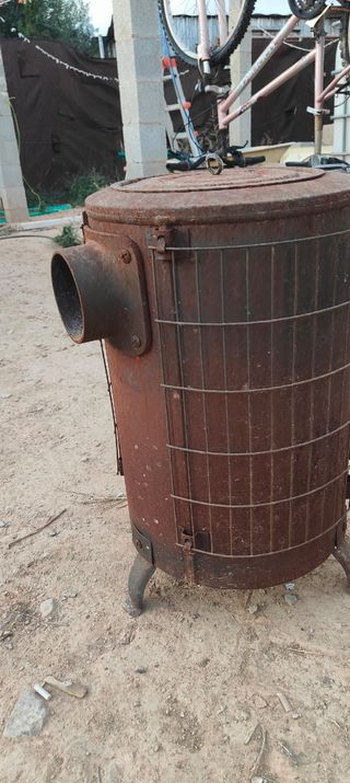 Estufa de leña metálica redonda