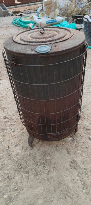 Estufa de leña metálica redonda