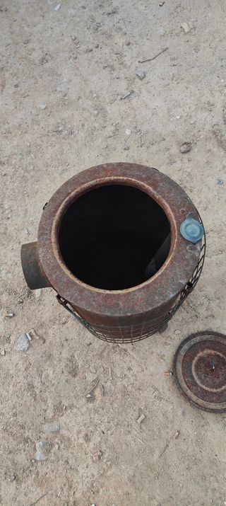 Estufa de leña metálica redonda