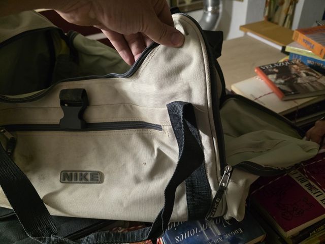 Bolsa deportiva Nike beige y negra