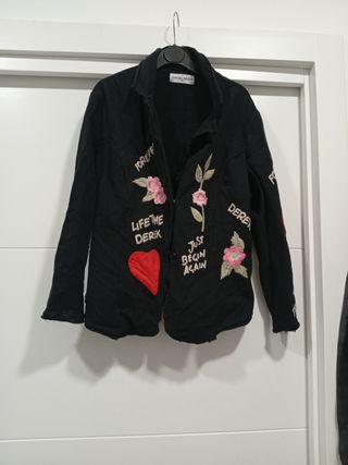 Chaqueta de color negro con flores bordadas