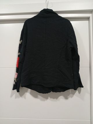 Chaqueta de color negro con flores bordadas