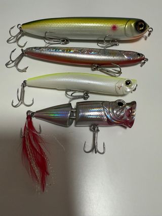 4 señuelos de pesca de superficie