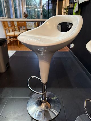 Taburetes regulables en altura (2 unidades)