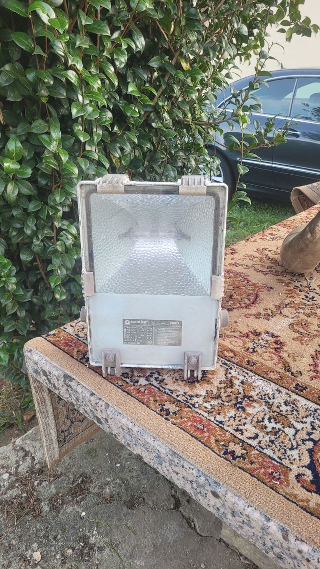 Faro luz exterior metal y plástico