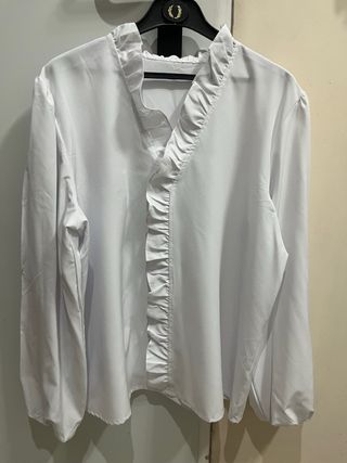 Blusa blanca con volantes nueva