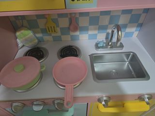 Cocinita de juguete grande casi nueva