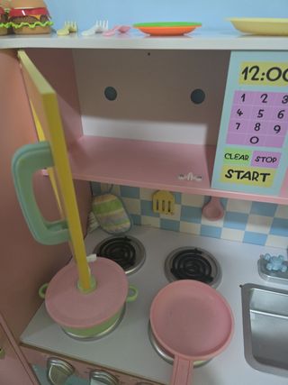 Cocinita de juguete grande casi nueva