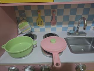 Cocinita de juguete grande casi nueva