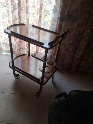 Mesa camarera de madera con ruedas