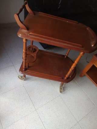 Mesa camarera de madera con ruedas