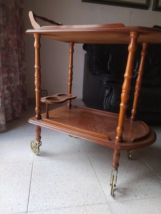 Mesa camarera de madera con ruedas