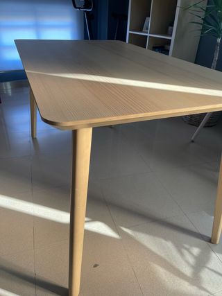 Mesa de comedor de madera
