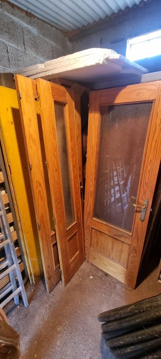 Puerta de madera con cristal de una y dos hojas 