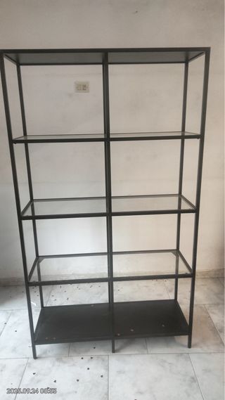 Estantería metálica con baldas de cristal
