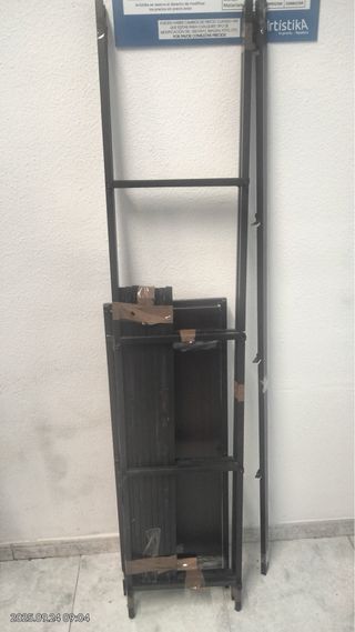 Estantería metálica con baldas de cristal
