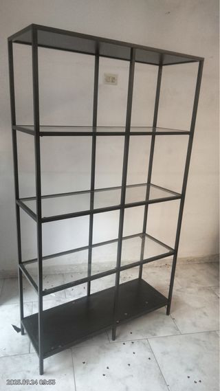 Estantería metálica con baldas de cristal
