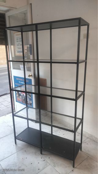 Estantería metálica con baldas de cristal
