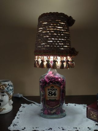 lume con bottiglia di liquore