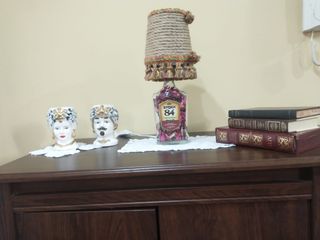 lume con bottiglia di liquore