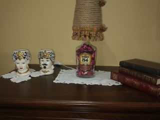 lume con bottiglia di liquore