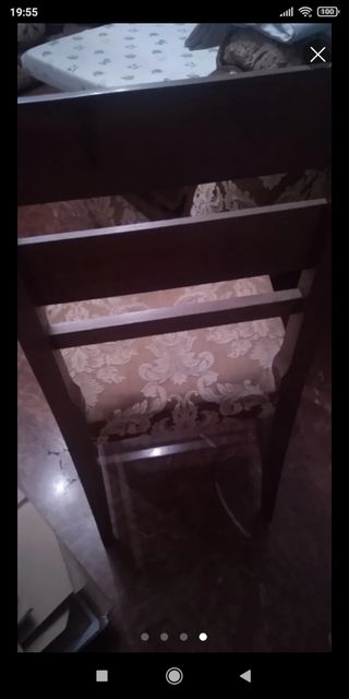 Sillas tapizadas y madera castellana