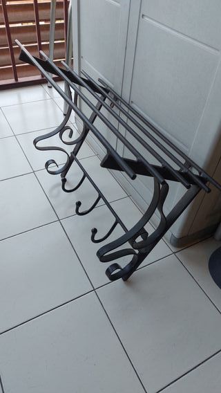 Perchero de forja con maletero vintage.