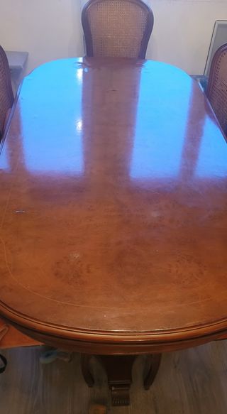 Mesa de comedor de madera