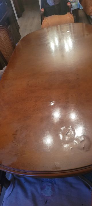 Mesa de comedor de madera