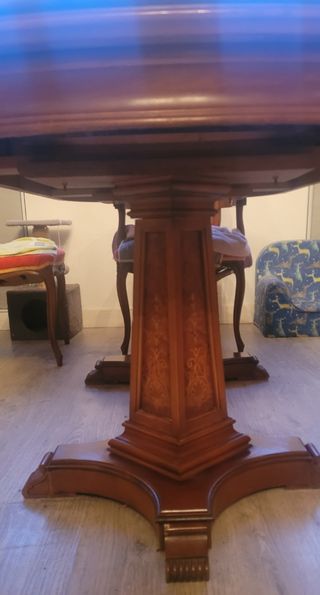 Mesa de comedor de madera