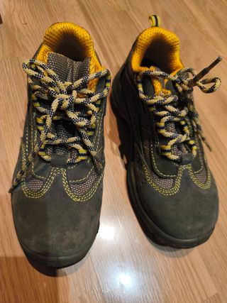 Botas tipo montaña con puntera de seguridad 