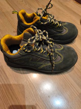 Botas tipo montaña con puntera de seguridad 