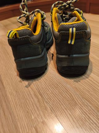 Botas tipo montaña con puntera de seguridad 