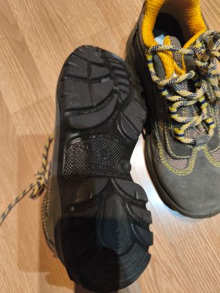 Botas tipo montaña con puntera de seguridad 