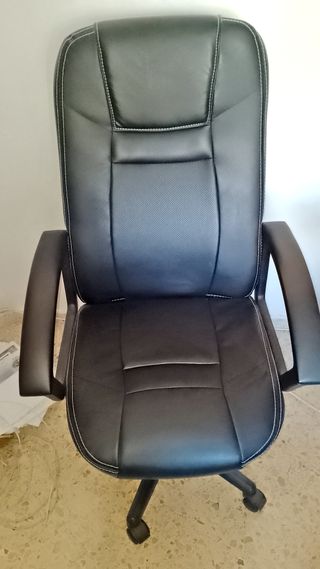 Sillón de oficina con brazos y respaldo alto.