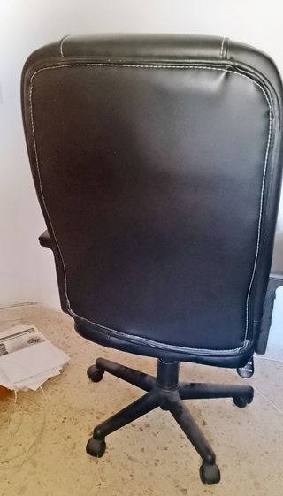 Sillón de oficina con brazos y respaldo alto.