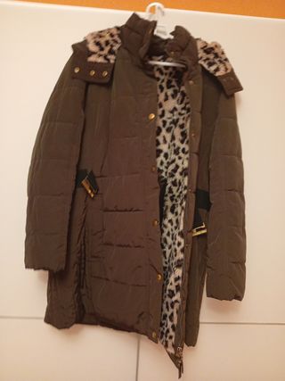 Chaquetón tres cuartos forrado con capucha