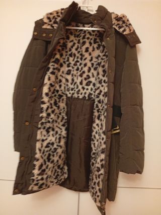 Chaquetón tres cuartos forrado con capucha