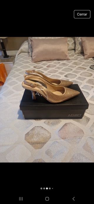 Zapatos de fiesta dorados con pedrería