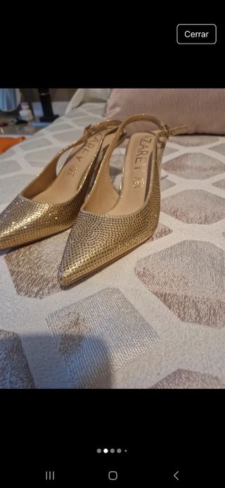 Zapatos de fiesta dorados con pedrería