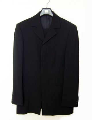 Traje de hombre negro con rayas