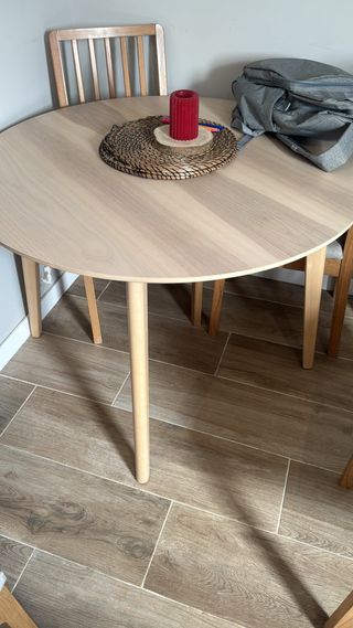 Mesa redonda de madera