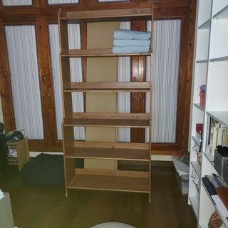 Estantería de madera