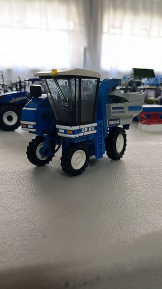 Vendimiadora Siku 1/32 New Holland Braud